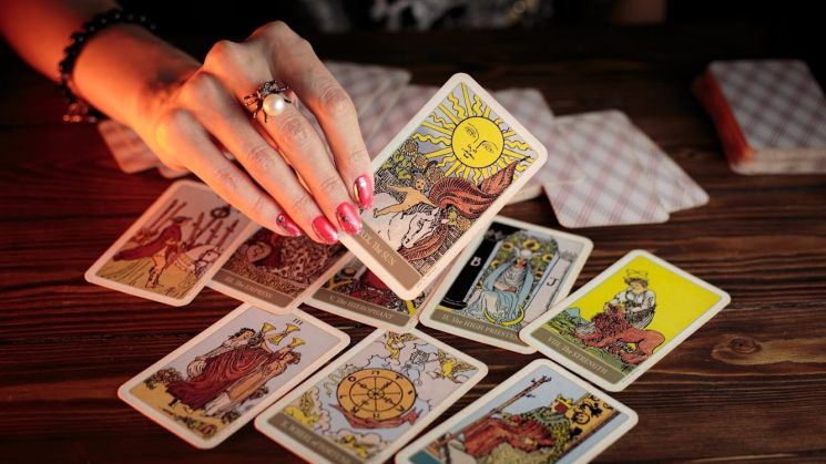 Ilustrasi tarot (unsplash.com/petr sidorov)