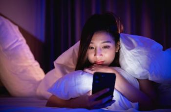 3 Manfaat Scrolling Pinterest, Ritual Malam Cewek yang Lagi Cari Ide Estetik