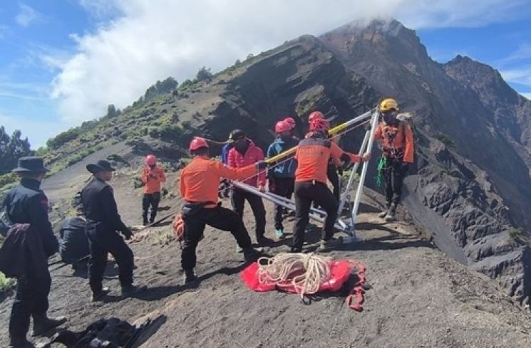 Potret Evakuasi Juliana Marins, Pendaki asal Brasil, di Gunung Rinjani oleh Tim SAR (Dok. Humas SAR Mataram) 