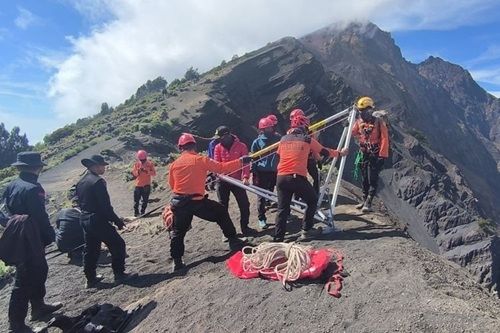 Evakuasi Pendaki asal Brasil di GunungRinjani oleh Tim SAR(Dok. Humas SAR Mataram)