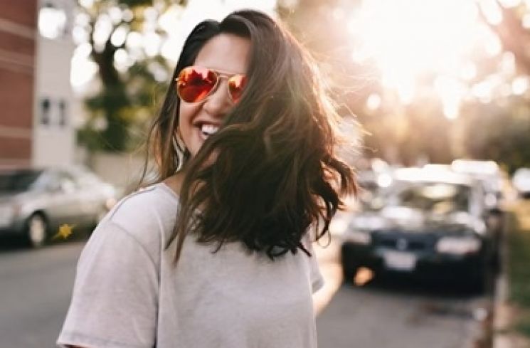 Ilustrasi cewek tertawa bahagia (Unsplash.com/ Matthew Hamilton)
