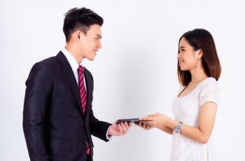 Biar Nggak Di-Ghosting, Cara Bedain Cowok yang Cuma Penasaran Sama yang Beneran Jatuh Cinta