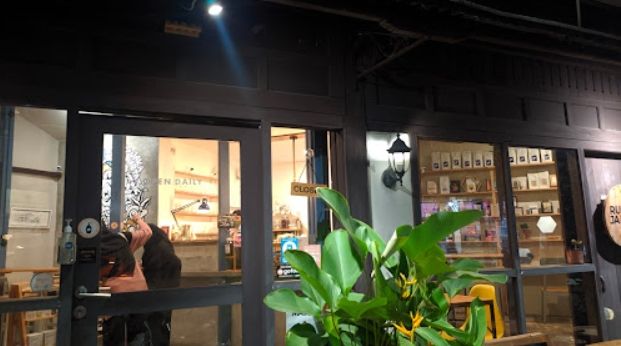 Ruang JAKA Coffee & Free Wifi. (Trackpacking)