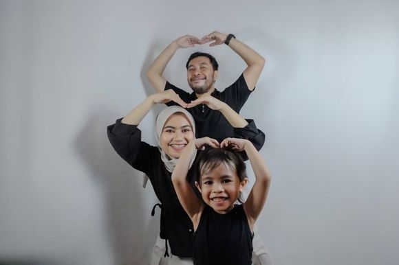Ilustrasi pola asuh French Parenting (Unsplash.com/Ivan Andriavani)