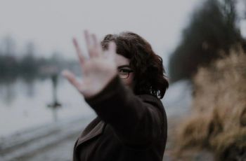 5 Tanda Kamu Emotionally Unavailable: Kaku dan Bikin Hubungan Susah Awet!
