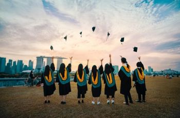 Tren Kondangan Akademik, Apa Sih Urgensinya? Jangan Cuma Lihat Serunya Aja!