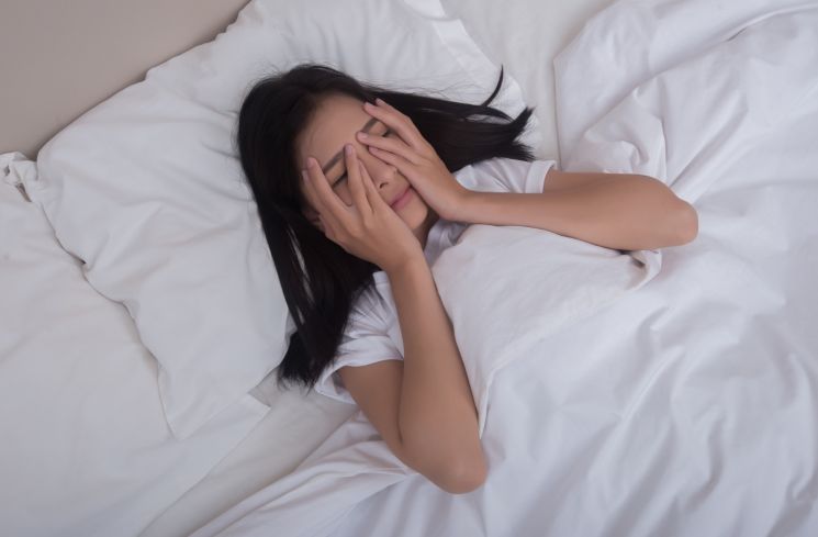 Ilustrasi overthinking sebelum tidur (Freepik/jcomp)