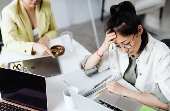 Kerja Kok Bawaannya Mager? Bisa Jadi Kamu Lagi Kena Career Slump!