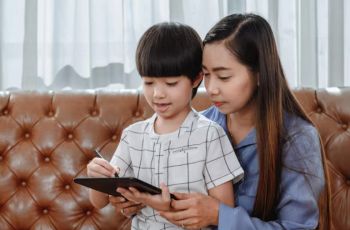 Biar Anak Nggak Kecolongan Konten Dewasa, Yuk Latihan Ngobrolin Aturan Main Internet!