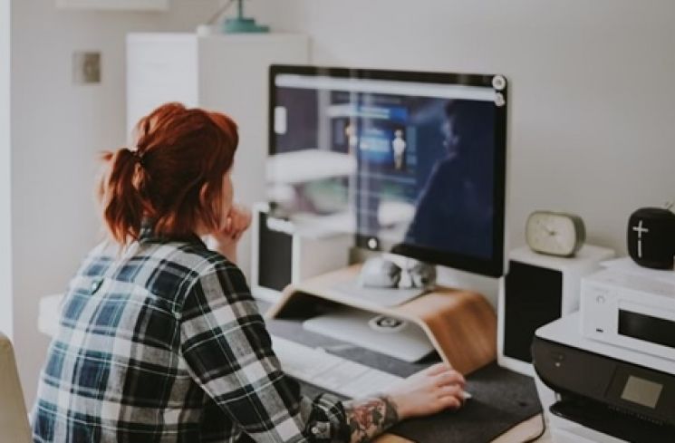 Ilustrasi bekerja di luar passion (Unsplash.com/ Annie Spratt)