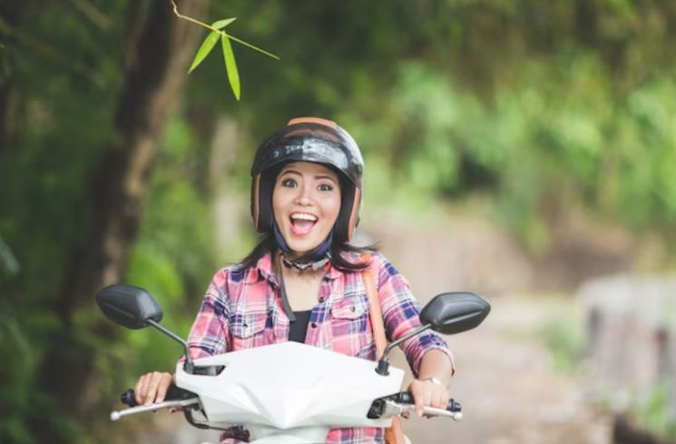 Ilustrasi perempuan naik motor. (Freepik)