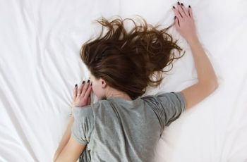 Tidur Lama Pas Weekend Bukan Pemalas, Justru Bikin Awet Muda!