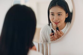 Dandan Tapi Nggak ke Mana-Mana: Ternyata Beginilah Sel-Love Ala Cewek Gen Z!