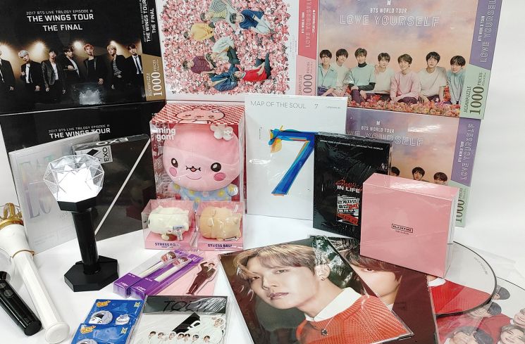 Ilustrasi freebies/merchandise k-pop. (dok. kocis)