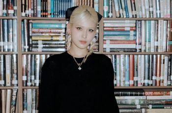 Ngantor Gaya, Nongkrong Tetap Stylish: Intip Look Smart Casual Jeon Somi