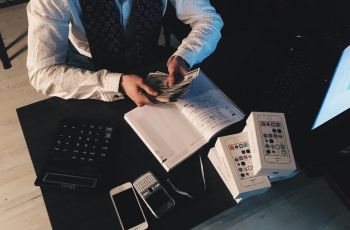 Dompet Aman! Ini 5 Zodiak Cowok yang Paling Hemat dan Nggak Suka Hambur-Hambur Uang