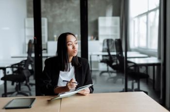 Cewek Zodiak Ini Punya Pemikiran Dalam Banget: Temennya Filosofi dan Self Talk!