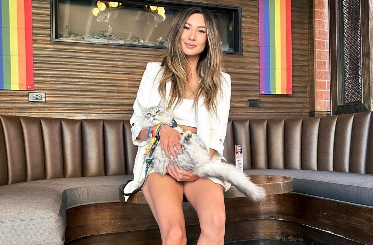 Intip gaya santai tapi tetap stylish Lucy Guo, wanita terkaya muda yang sukses di dunia teknologi.