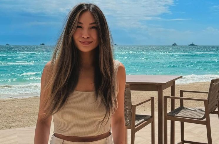 Intip gaya santai tapi tetap stylish Lucy Guo, wanita terkaya muda yang sukses di dunia teknologi.