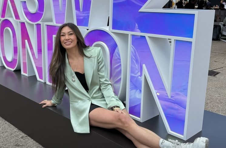 Intip gaya santai tapi tetap stylish Lucy Guo, wanita terkaya muda yang sukses di dunia teknologi.