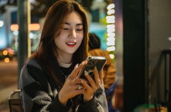 Nggak Takut Dibocorin, Gen Z Beralih Curhat ke AI: Beneran Bikin Lebih Lega?