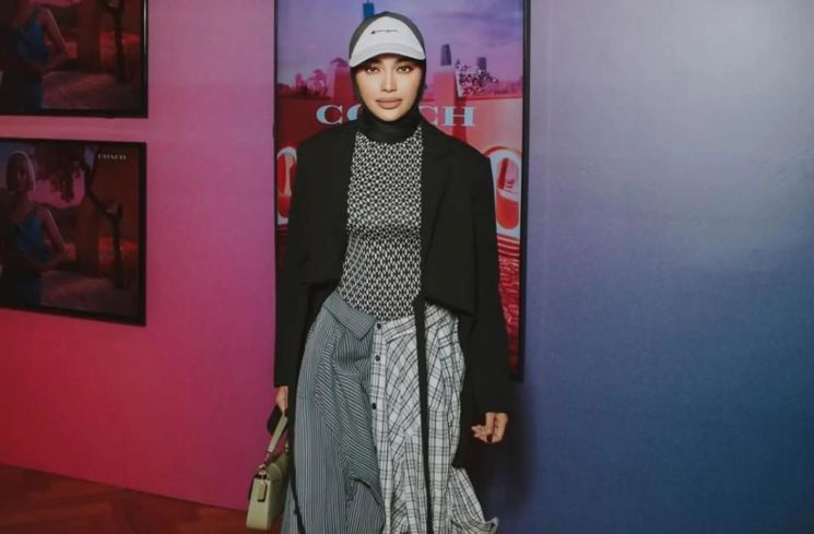 Suka gaya nyentrik dan percaya diri? Yuk, contek fashion Kilafairy yang penuh statement dan tetap stylish dengan hijab!