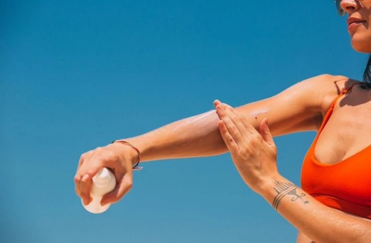 Ilustrasi penggunaan sunscreen dan sunblock (Pexels.com/Mikhail Nilov)