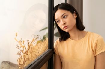 Teman Sukses Bikin Kamu Cemas? Kamu Mungkin Lagi Kena Scarcity Mindset!