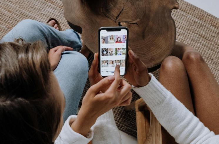 Ilustrasi scrolling media sosial. (Pexels)