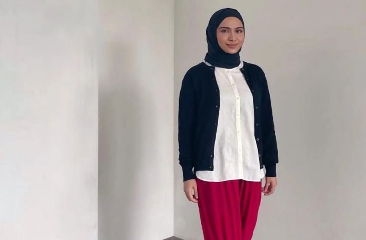 Suka gaya nyentrik dan percaya diri? Yuk, contek fashion Kilafairy yang penuh statement dan tetap stylish dengan hijab!