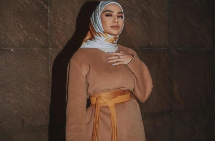 Suka gaya nyentrik dan percaya diri? Yuk, contek fashion Kilafairy yang penuh statement dan tetap stylish dengan hijab!