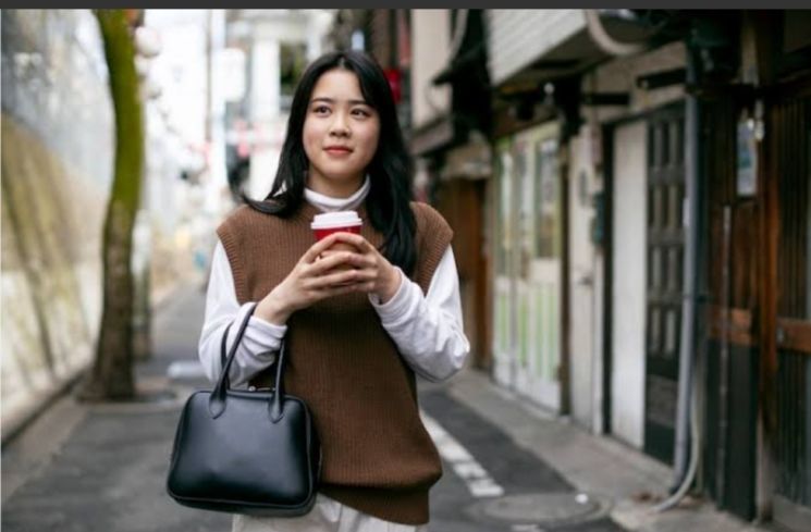 Ilustrasi perempuan dengan tas brand lokal. (Freepik)