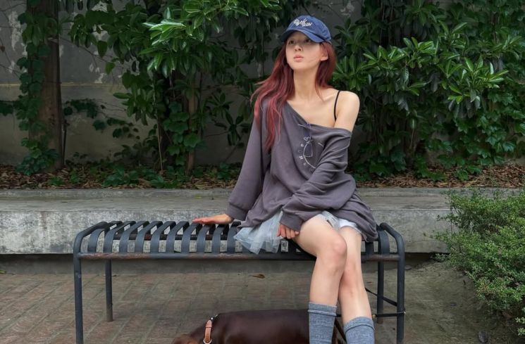 Zhao Lusi tampil modis dengan baseball cap di setiap OOTD-nya. Cek inspirasi gaya simpel tapi tetap fashionable di sini!