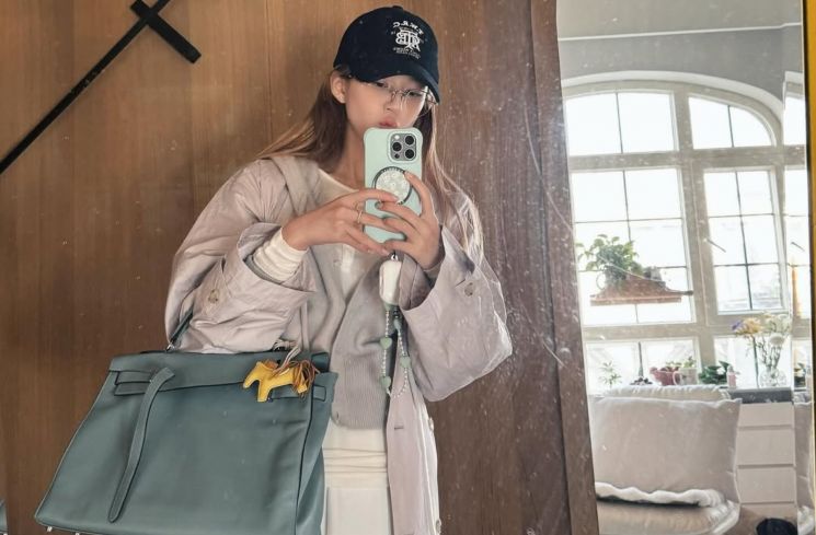 Zhao Lusi tampil modis dengan baseball cap di setiap OOTD-nya. Cek inspirasi gaya simpel tapi tetap fashionable di sini!