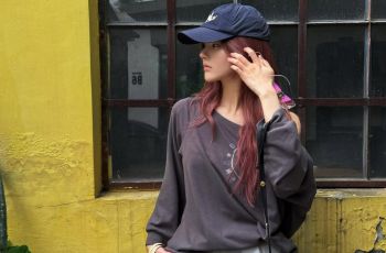 Gaya Santai Tapi Tetap Kece? Lihat OOTD Zhao Lusi Pakai Baseball Cap!