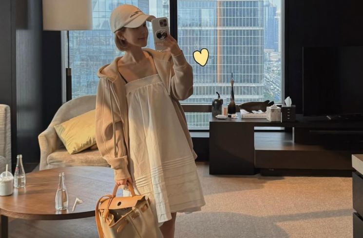 Zhao Lusi tampil modis dengan baseball cap di setiap OOTD-nya. Cek inspirasi gaya simpel tapi tetap fashionable di sini!