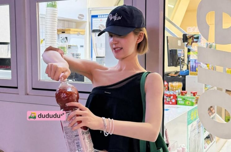 Zhao Lusi tampil modis dengan baseball cap di setiap OOTD-nya. Cek inspirasi gaya simpel tapi tetap fashionable di sini!