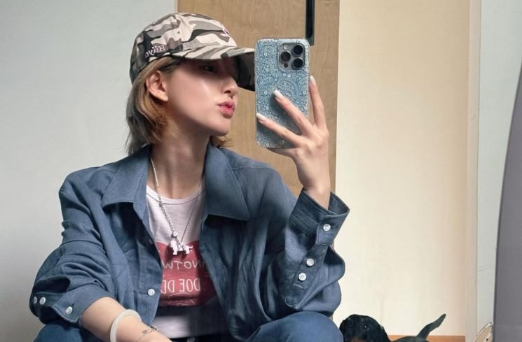 Zhao Lusi tampil modis dengan baseball cap di setiap OOTD-nya. Cek inspirasi gaya simpel tapi tetap fashionable di sini!