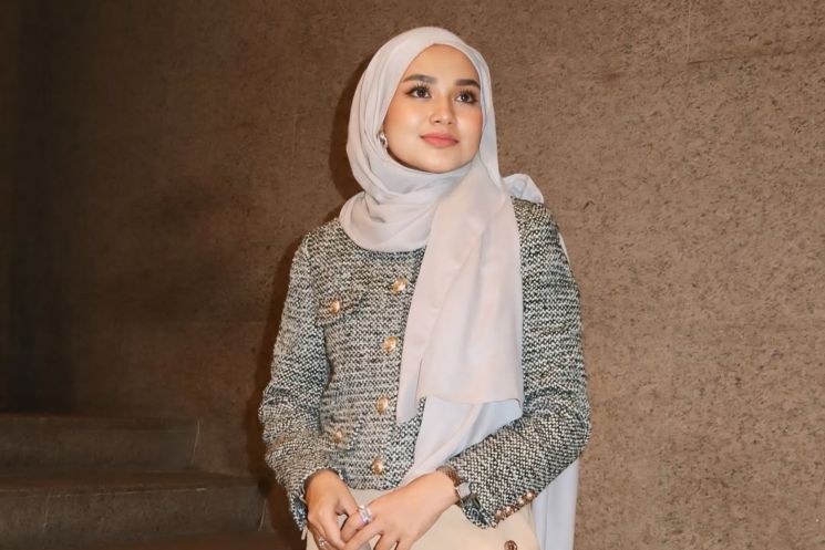 Mau kelihatan mahal dan dewasa tanpa banyak gaya? Yuk intip cara berpakaian yang simpel tapi elegan di sini.