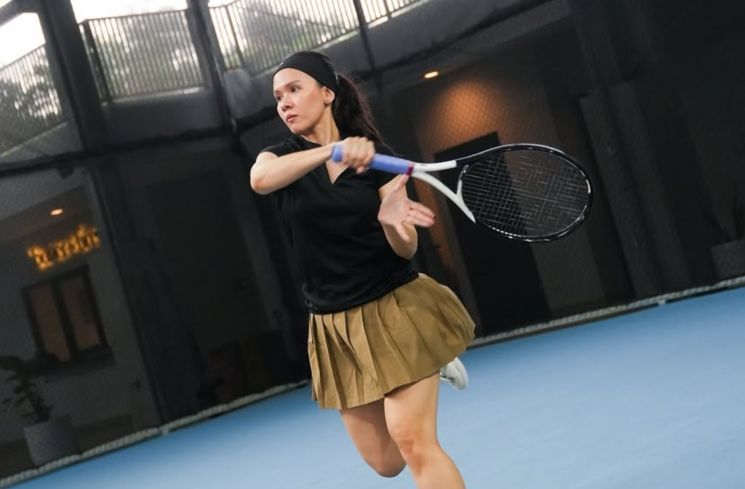 Dari rok pleats sampai sleeveless top, Michelle Joan kasih inspirasi OOTD padel yang nyaman dan tetap modis.
