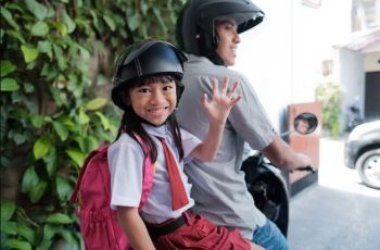 Ayah Antar Anak di Hari Pertama Sekolah, Gerakan Penting yang Penuh Makna