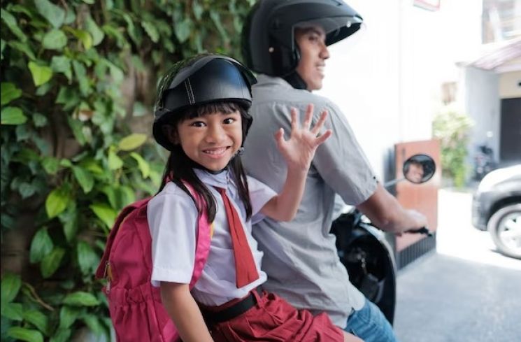 Ayah Antar Anak di Hari Pertama Sekolah, Gerakan Penting yang Penuh Makna