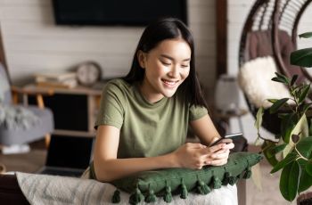 Bukan Ghosting, Ini Alasan Cewek Lebih Sering Update Story Daripada Balas Chat