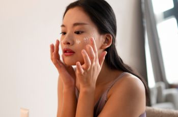 Nggak Ribet! Cara Reapply Sunscreen Tanpa Bikin Make Up Geser