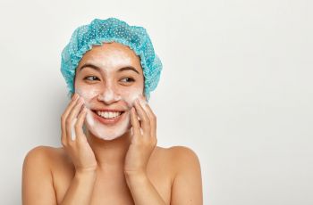 Kelihatan Sepele, Tapi Bisa Bikin Kulit Rusak! Ini Kesalahan Saat Cuci Muka