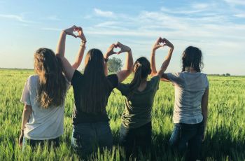 5 Tipe MBTI yang Bikin Circle Pertemanan Adem