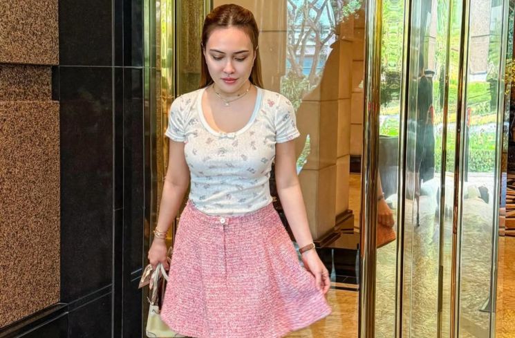 Intip inspirasi OOTD liburan ala Shandy Aulia yang simpel, elegan, dan cocok banget buat para mama muda stylish.