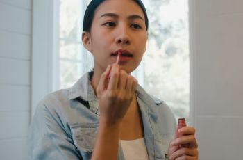 Bye Bibir Hitam! Coba 4 Tinted Lip Balm Murah Meriah yang Bikin Bibirmu Glowing Natural