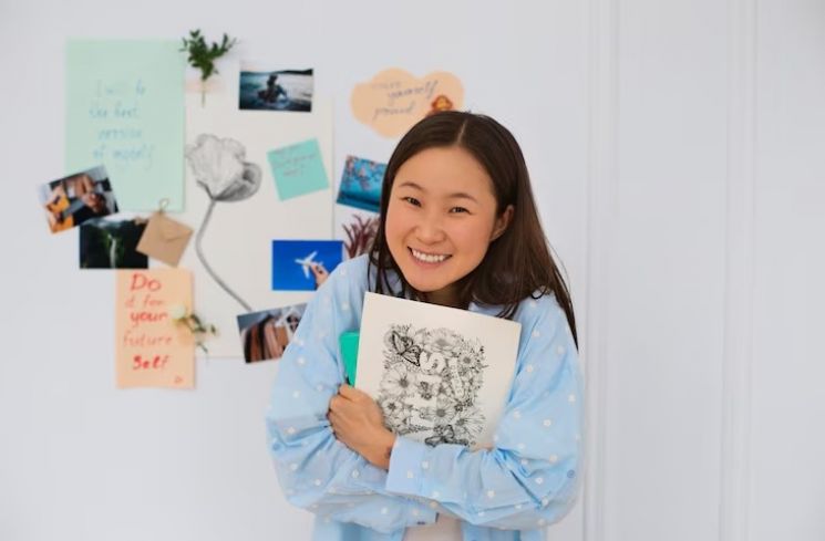 Ilustrasi perempuan dan photocard idol. (Freepik)