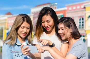 Cewek & Komunitas K-pop Lokal: Nggak Cuma Fangirling, Tapi Juga Bikin Aksi Sosial!